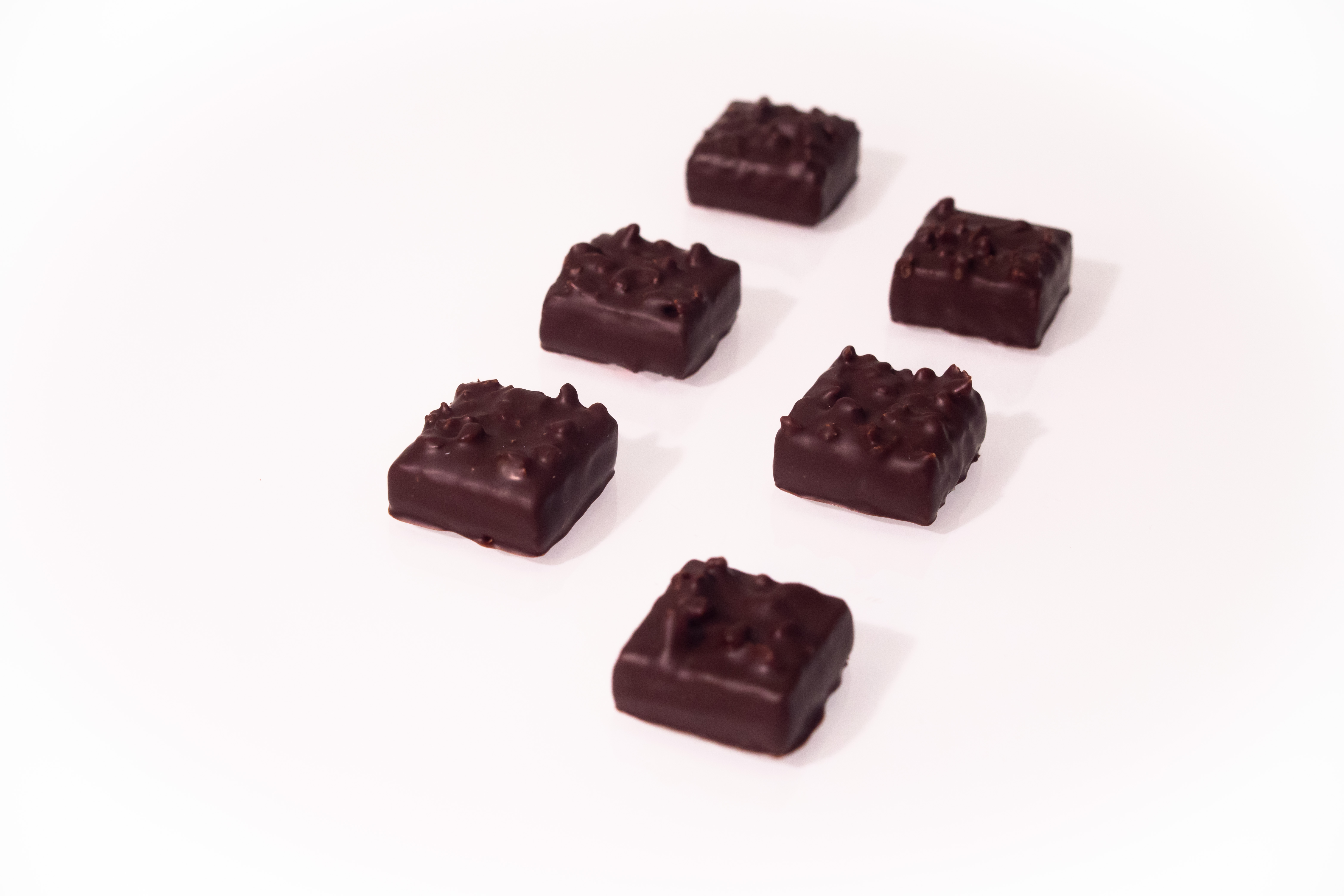 Photo au format paysage de six chocolat carré créé par Jean-Pierre Godier de l'INBP de Rouen 2